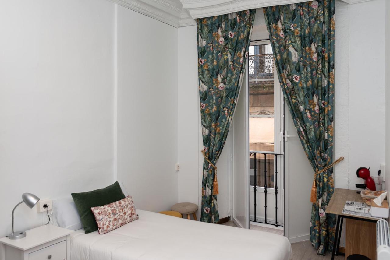 Hostal Santa Cruz ซานติอาโก เด กอมโปสเตลา ภายนอก รูปภาพ