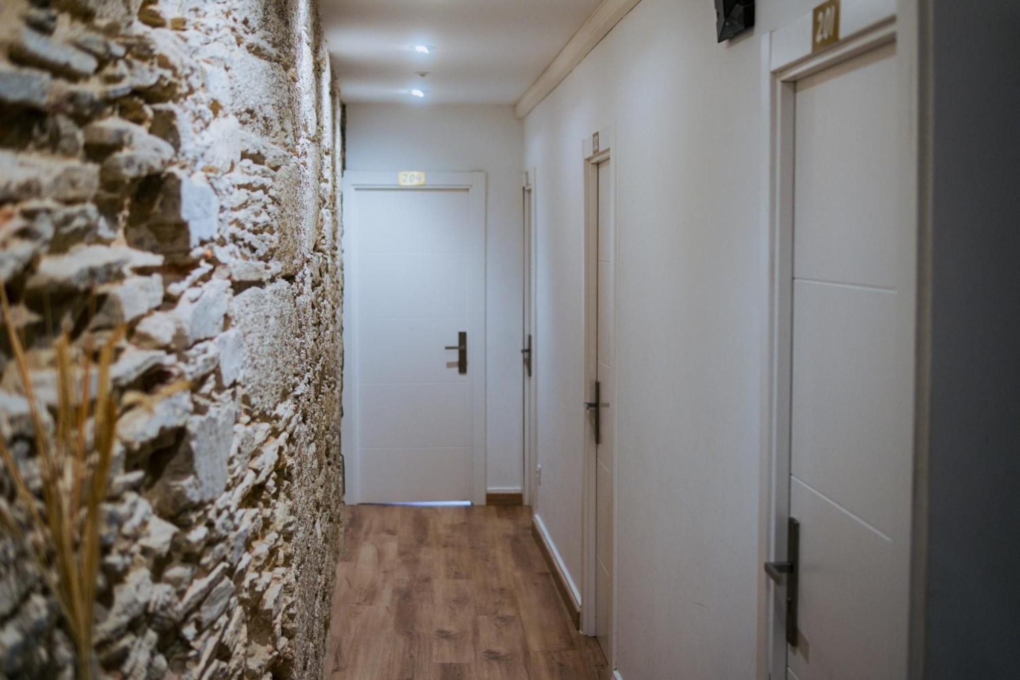 Hostal Santa Cruz ซานติอาโก เด กอมโปสเตลา ภายนอก รูปภาพ
